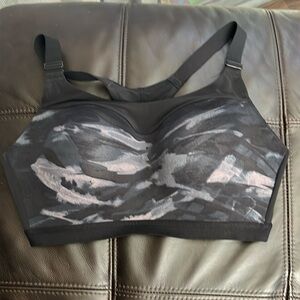 Victoria’s Secret Incredible Sports Bra, size 34DDD